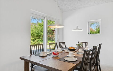 Hidde - 200M from the Sea: Decke, Flooring, Interior Design, Fussboden, Verbundwerkstoff, Möbel, Resort, Hotel, Design, Daylighting