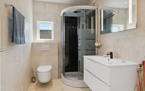 Hidde - 200M from the Sea: Decke, Flooring, Interior Design, Fussboden, Verbundwerkstoff, Möbel, Resort, Hotel, Design, Daylighting