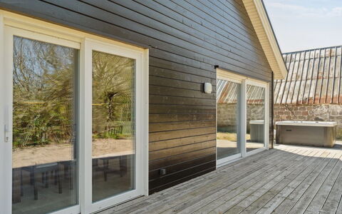 Hidde - 200M from the Sea: Decke, Flooring, Interior Design, Fussboden, Verbundwerkstoff, Möbel, Resort, Hotel, Design, Daylighting