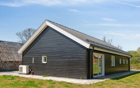 Hidde - 200M from the Sea: Decke, Flooring, Interior Design, Fussboden, Verbundwerkstoff, Möbel, Resort, Hotel, Design, Daylighting