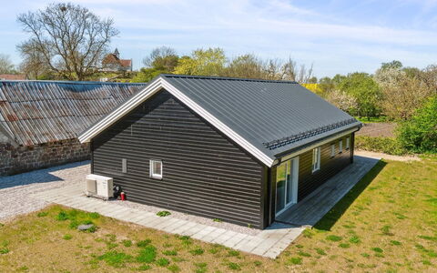 Hidde - 200M from the Sea: Decke, Flooring, Interior Design, Fussboden, Verbundwerkstoff, Möbel, Resort, Hotel, Design, Daylighting