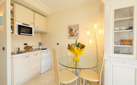 Cannes 535: Zimmer, Eigentum, Möbel, Gelb, Interior Design, Gebäude, Haus, Küche, Fussboden, Decke