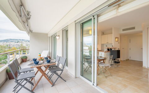 Cannes 535: Möbel, Tabelle, Gebäude, Stuhl, Fenster, Holz, Flooring, Schatten, Fussboden, Veranda