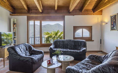 Porta: Möbel, Eigentum, Couch, Pflanze, Komfort, Holz, Schatten, Interior Design, Wohnzimmer, Gebäude