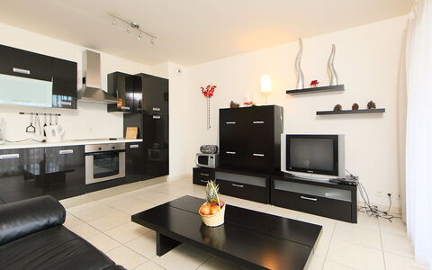 Casta Diva: Cabinetry, Eigentum, Möbel, Countertop, Haushaltsgerät, Küche, Couch, Fernsehen, Interior Design, Tabelle