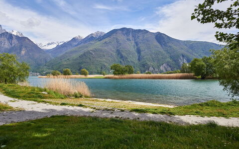 Casa Dascio: Wasser, Pflanze, Gebäude, Himmel, Daytime, Eigentum, Blau, Azurblau, Schwimmbad, Wolkenkratzer
