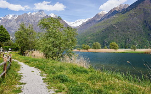 Casa Dascio: Wasser, Pflanze, Gebäude, Himmel, Daytime, Eigentum, Blau, Azurblau, Schwimmbad, Wolkenkratzer