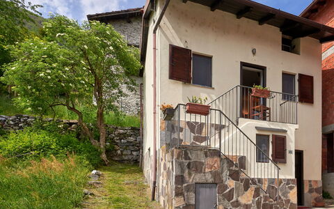 Casa Dascio: Wasser, Pflanze, Gebäude, Himmel, Daytime, Eigentum, Blau, Azurblau, Schwimmbad, Wolkenkratzer