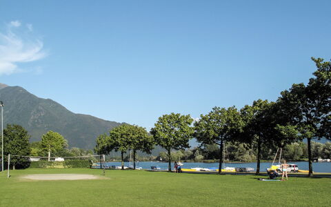 Casa Dascio: Himmel, Pflanze, Wolke, Wasser, Baum, Natürliche Landschaft, Berg, Grundstueck, Gras, Bank