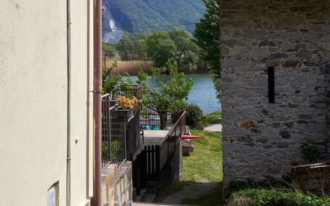 Casa Dascio: Wasser, Pflanze, Gebäude, Himmel, Daytime, Eigentum, Blau, Azurblau, Schwimmbad, Wolkenkratzer