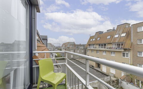 Ter Duinen with Parking: Himmel, Wolke, Daytime, Eigentum, Möbel, Gebäude, Fenster, Stuhl, Urban Design, Eigentumswohnung