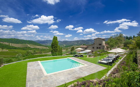 La Torre Di Panzano: Wolke, Himmel, Pflanze, Eigentum, Gebäude, Azurblau, Natürliche Landschaft, Schwimmbad, Grundstueck, Vegetation