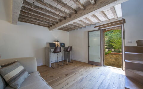 La Torre Di Panzano: Eigentum, Gebäude, Holz, Komfort, Interior Design, Die Architektur, Flooring, Fussboden, Wohnzimmer, Holzbeize