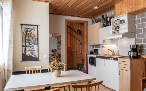 Jokiniitty 2: Möbel, Interior Design, Küche, Flooring, Holz, Decke, Fussboden, Countertop, Küche & Esszimmer Tisch, Zimmer