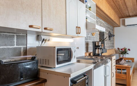 Jokiniitty 2: Küche, Küchengerät, Countertop, Major Appliance, Möbel, Cabinetry, Herd, Interior Design, Holz, Haushaltsgerät