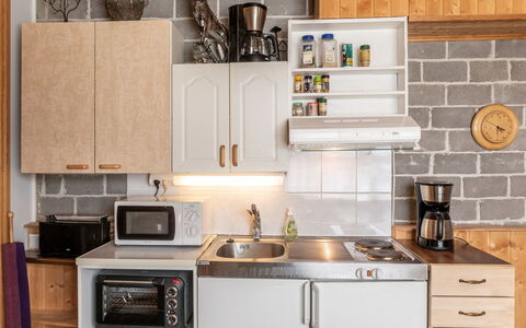 Jokiniitty 2: Küchengerät, Küche, Major Appliance, Countertop, Cabinetry, Möbel, Haushaltsgerät, Holz, Herd, Interior Design