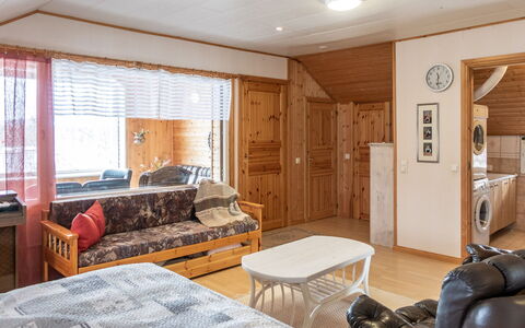 Jokiniitty 2: Möbel, Holz, Decke, Interior Design, Zuhause, Fussboden, Zimmer, Light Fixture, Wohnzimmer, Cabinetry