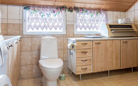 Jokiniitty 2: Armatur, Holz, Sinken, Flooring, Interior Design, Fussboden, Installation, Zapfhahn, Zimmer, Badezimmer