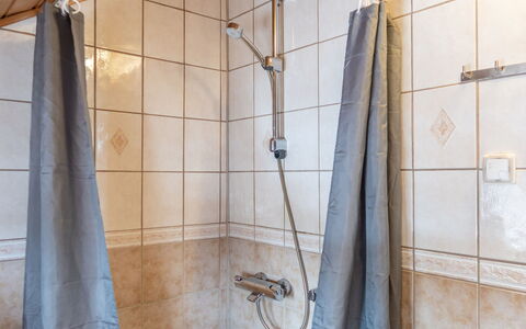 Jokiniitty 2: Flooring, Armatur, Fussboden, Badezimmer, Installation, Interior Design, Zapfhahn, Dusche, Zimmer, Duschkopf