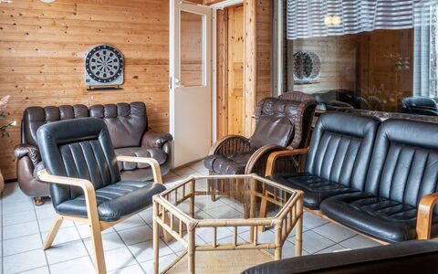 Jokiniitty 2: Holz, Möbel, Flooring, Fussboden, Interior Design, Stuhl, Decke, Wohnzimmer, Holzbeize, Hartholz