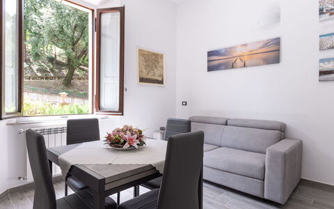 Sanda: Möbel, Tabelle, Eigentum, Couch, Bilderrahmen, Pflanze, Holz, Interior Design, Beleuchtung, Gebäude