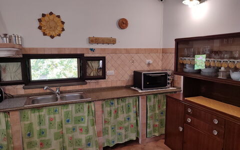 Relax: Eigentum, Cabinetry, Countertop, Holz, Haushaltsgerät, Beleuchtung, Interior Design, Küchengerät, Küche, Schublade