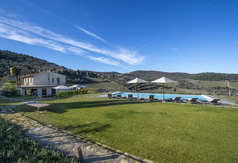 Bella Di Panzano: Himmel, Wolke, Pflanze, Berg, Hochland, Grundstueck, Gras, Fenster, Natürliche Landschaft, Wiese