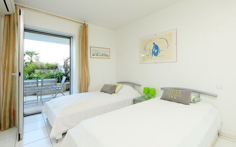 Cannes 615: Schlafzimmer, Zimmer, Eigentum, Möbel, Bett, Bettdecke, Interior Design, Gebäude, Grundeigentum, Bedding