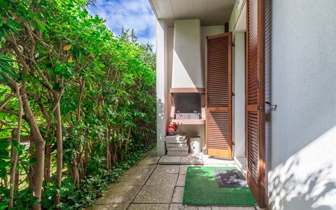 Conero Garden Apartment: Pflanze, Eigentum, Grün, Gebäude, Gras, Urban Design, Freizeit, Landschaft, Fassade, Tönungen Und Schatten