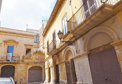Corte Tiso: Eigentum, Fenster, Himmel, Tür, Fahrzeug, Nachbarschaft, Auto, Wolke, Fassade, Stadt