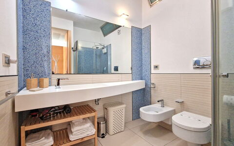 Suite Le Vele: Badezimmer, Flooring, Fussboden, Armatur, Interior Design, Bad Sink, Wand, Holz, Sinken, Zapfhahn