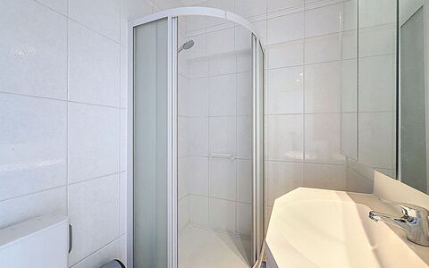 Blankenberge 152: Flooring, Interior Design, Fussboden, Decke, Zimmer, Armatur, Badezimmer, Wohnung, Dusche, Installation