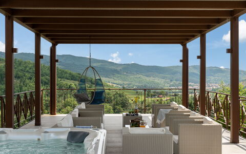 Villa Castelluccio - Arezzo, Toscana: Himmel, Eigentum, Wasser, Blumentopf, Pflanze, Azurblau, Schatten, Gartenmöbel, Interior Design, Die Architektur