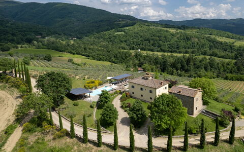 Villa Castelluccio - Arezzo, Toscana: Pflanze, Wolke, Himmel, Gebäude, Natürliche Landschaft, Baum, Haus, Hochland, Grundstueck, Vegetation