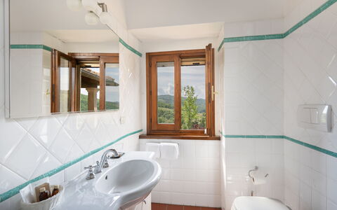 Villa Castelluccio - Arezzo, Toscana: Spiegel, Armatur, Zapfhahn, Eigentum, Sinken, Bad Sink, Azurblau, Badezimmer, Interior Design, Holz