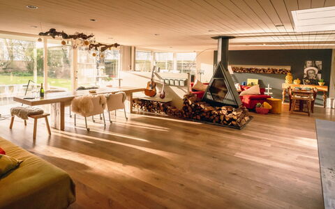 Domicile Adoré with Garden: Möbel, Gebäude, Pflanze, Holz, Fussboden, Flooring, Halle, Freizeit, Couch