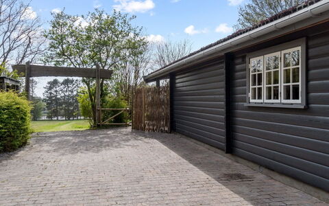 Till - 1.6Km from the Sea: Dach, Haus, Grundstueck, Zuhause, Hütte, Estate, Gartenbauten, Schatten, Blockhaus, Landscaping