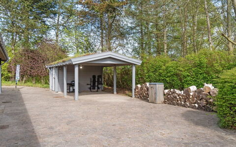 Till - 1.6Km from the Sea: Dach, Haus, Grundstueck, Zuhause, Hütte, Estate, Gartenbauten, Schatten, Blockhaus, Landscaping