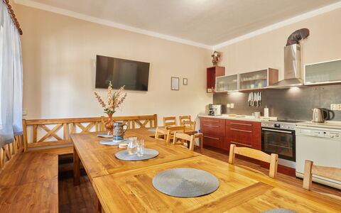 Marika: Möbel, Eigentum, Tabelle, Cabinetry, Countertop, Holz, Interior Design, Beleuchtung, Deckenventilator, Schublade