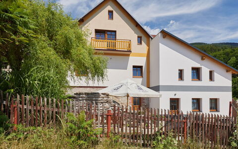 Marika: Pflanze, Wolke, Gebäude, Himmel, Eigentum, Fenster, Haus, Baum, Hütte, Gras