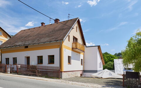Marika: Himmel, Wolke, Gebäude, Eigentum, Fenster, Pflanze, Haus, Baum, Strassenbelag, Holz