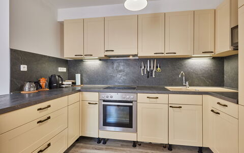 Marika: Cabinetry, Countertop, Eigentum, Möbel, Weiss, Gebäude, Sinken, Küche, Herd, Holz
