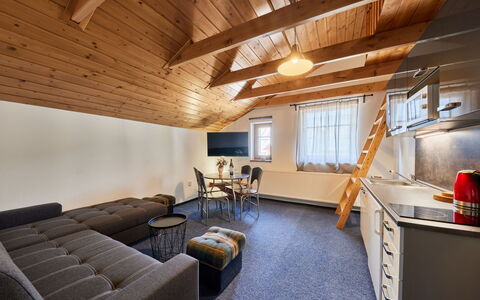 Marika: Eigentum, Möbel, Couch, Tabelle, Gebäude, Holz, Fenster, Interior Design, Fussboden, Wohnzimmer