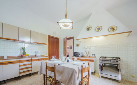Magnolia: Möbel, Tabelle, Gebäude, Cabinetry, Stuhl, Interior Design, Orange, Dekoration, Holz, Tischdecke