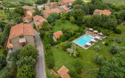 Cinigiano 250: Pflanze, Gebäude, Baum, Natürliche Landschaft, Grundstueck, Die Architektur, Urban Design, Vegetation, Wohngebiet, Nachbarschaft
