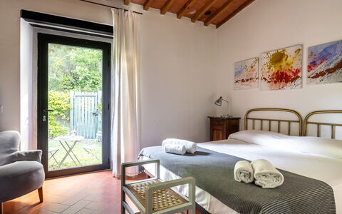 Casa Bosco D'arte Holiday Home , Greve In Chianti,: Wand, Möbel, Zuhause, Wohnung, Zimmer, Bett, Schlafzimmer, Bilderrahmen, Bettrahmen, Stuhl