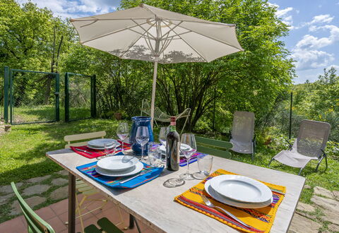 Casa Bosco D'arte Holiday Home , Greve In Chianti,: Tabelle, Pflanze, Wolke, Eigentum, Möbel, Geschirr, Himmel, Tisch Im Freien, Stuhl, Baum