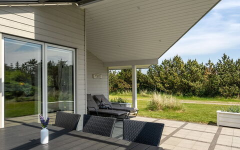 Thove - 600M from the Sea: Zuhause, Abstellgleis, Dach, Grundstueck, Schatten, Veranda, Estate, Hütte, Garten, Landscaping