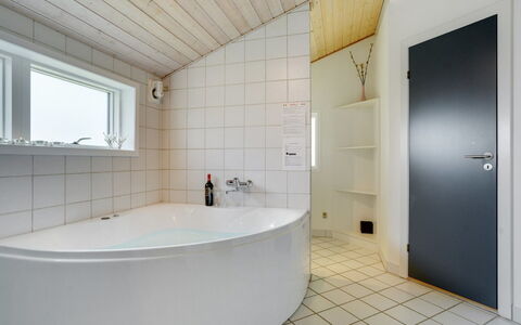 Thove - 600M from the Sea: Flooring, Fussboden, Armatur, Interior Design, Decke, Badezimmer, Installation, Verbundwerkstoff, Badewanne, Zapfhahn
