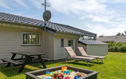 Thove - 600M from the Sea: Garten, Schatten, Rasen, Gartenmöbel, Freizeit, Garten, Hinterhof, Abstellgleis, Hütte, Gartenbauten